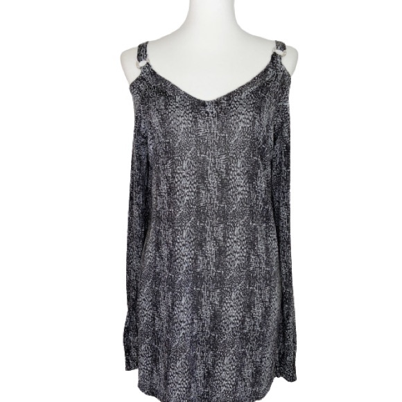 Lane Bryant Sweaters - NWT Lane Bryant Metallic Cold Shoulder Tunic 14 16